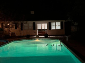 Spacious 8 Bedrooms Lakeside with pool and zip line